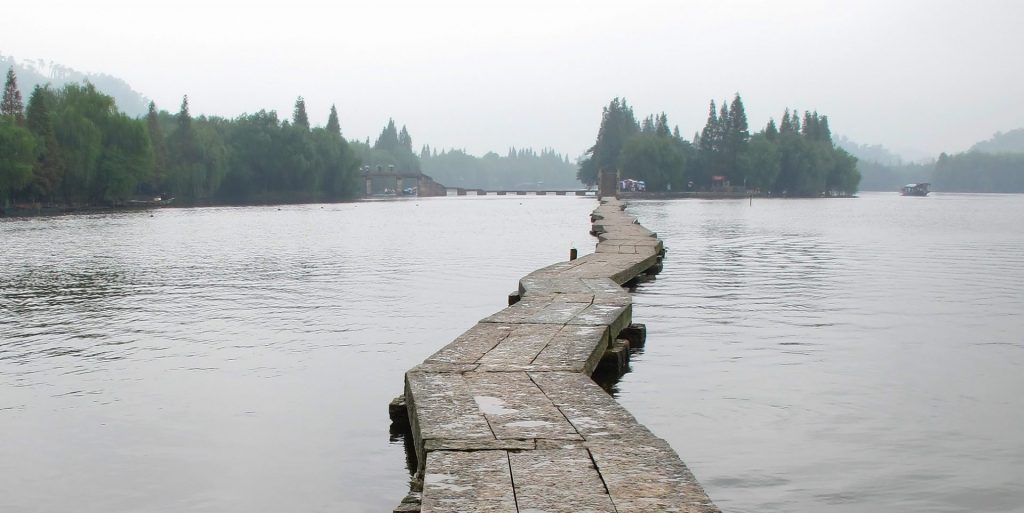 Eine wackelige Brücke